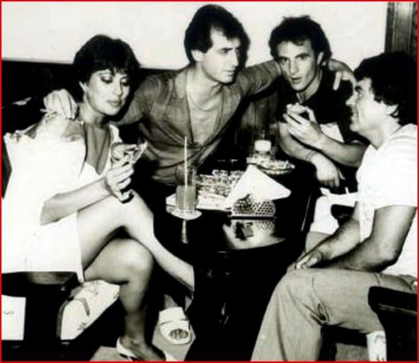 Ποια είναι η μαυροφορεμένη δίπλα στον Πανταζή;