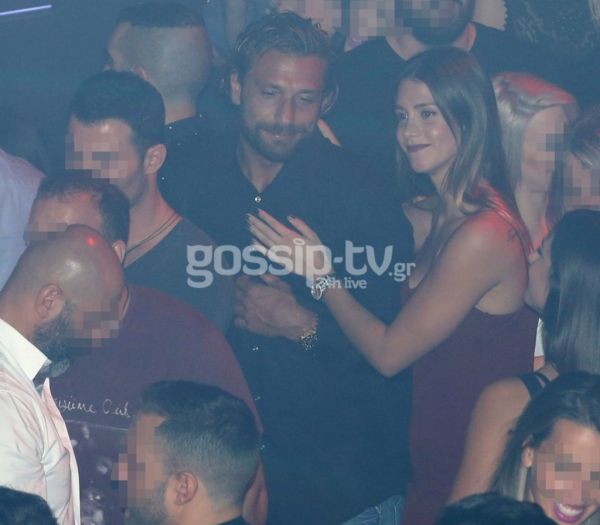 Φιλιά και αγκαλιές στα μπουζούκια για το νιόπαντρο ζευγάρι