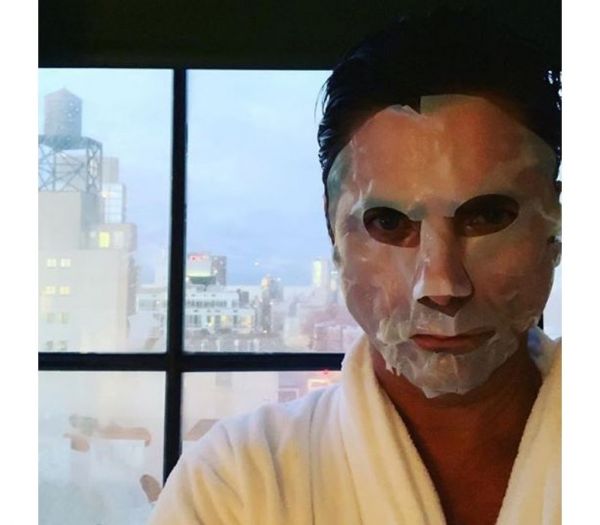 Όχι, δεν είναι σχιζοφρενής δολοφόνος! Είναι ηθοποιός που λατρεύει τις μάσκες ομορφιάς!