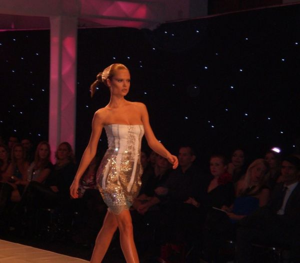 Next Top Model: Εντυπωσιακές παρουσίες και ηχηρές απουσίες στην επίδειξη του τελικού