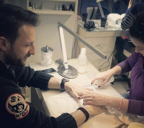 Πασίγνωστος Έλληνας τραγουδιστής κάνει… μανικιούρ
