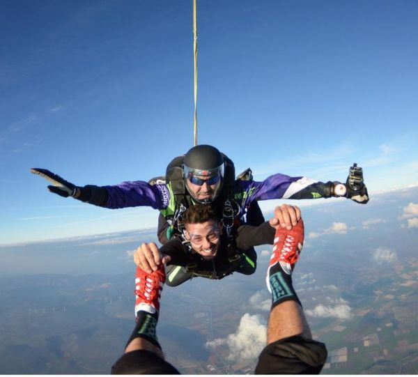 Πρώην παίκτης του Power of Love έκανε πτώση με αλεξίπτωτο από τα 14.000 πόδια! 