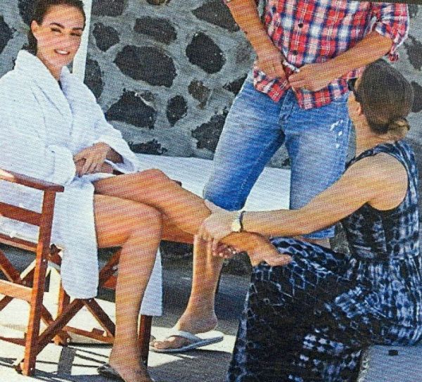 Ταμάρα Εκλστόουν: «Ανέβασε» τη θερμοκρασία της Σαντορίνης επικίνδυνα με τις σέξι πόζες της