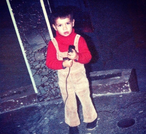 Ποιος Έλληνας τραγουδιστής είναι ο πιτσιρικάς της φωτογραφίας;