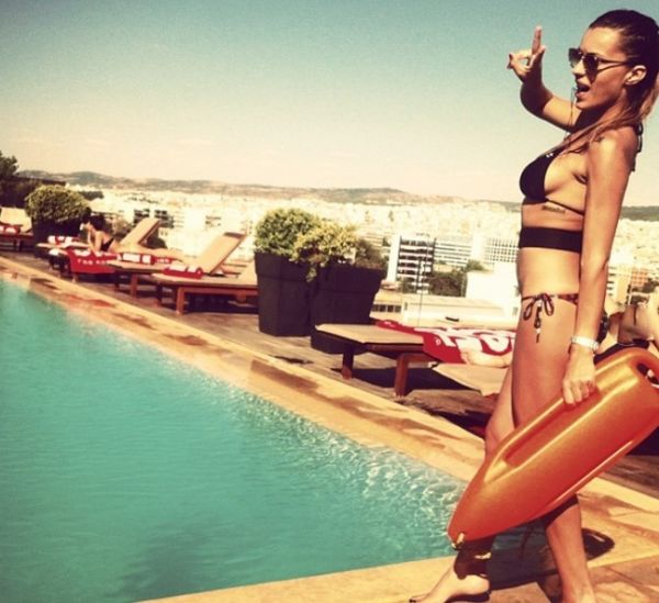 Η Χριστίνα Κολέτσα «αναστατώνει» το Instagram με τις σέξι πόζες της!