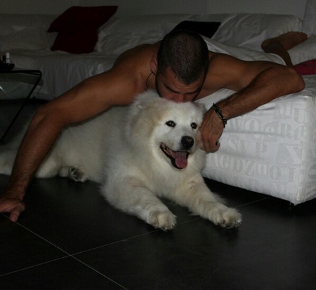 Ο γνωστός ποδοσφαιριστής χαλαρώνει παρέα με τον τετράποδο φίλο του