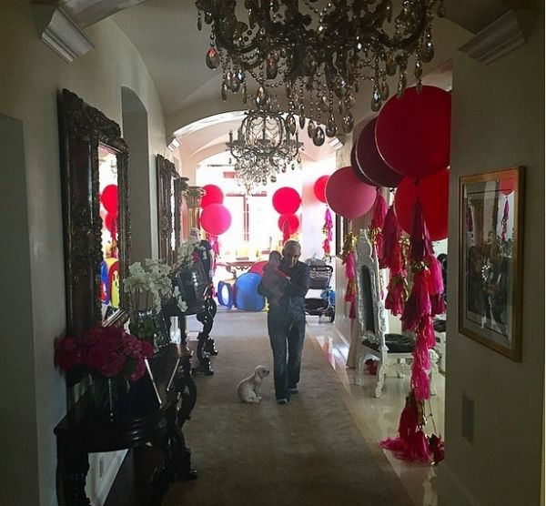 Χλιδή και λάμψη με τούρτα από χρυσάφι και αμέτρητα τριαντάφυλλα στα γενέθλια της… 