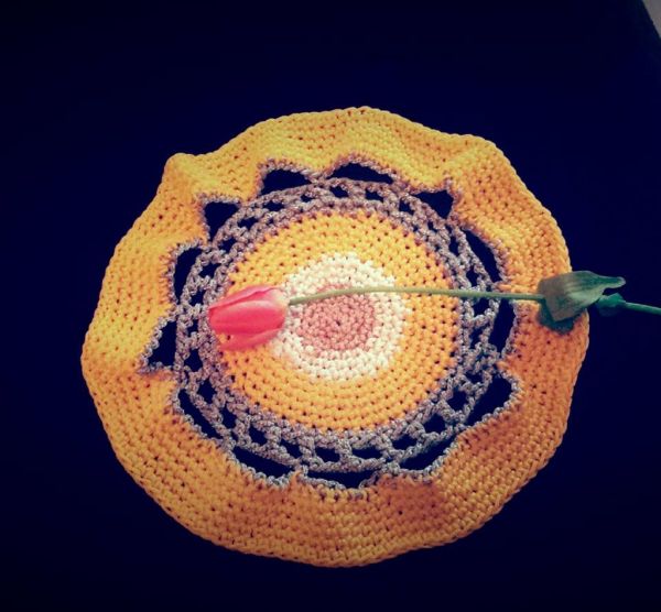 Πασίγνωστη Ελληνίδα ηθοποιός μετέτρεψε σε… εργαστήριο το σαλόνι της και φτιάχνει κοσμήματα!