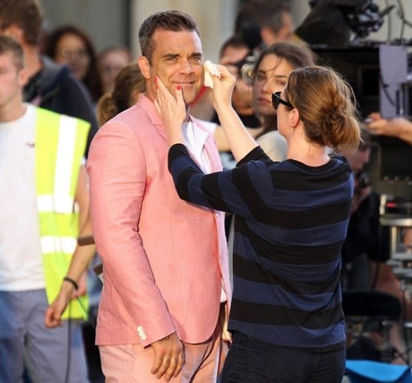 «Τράκαρε» ο Robbie Williams! (φωτό)