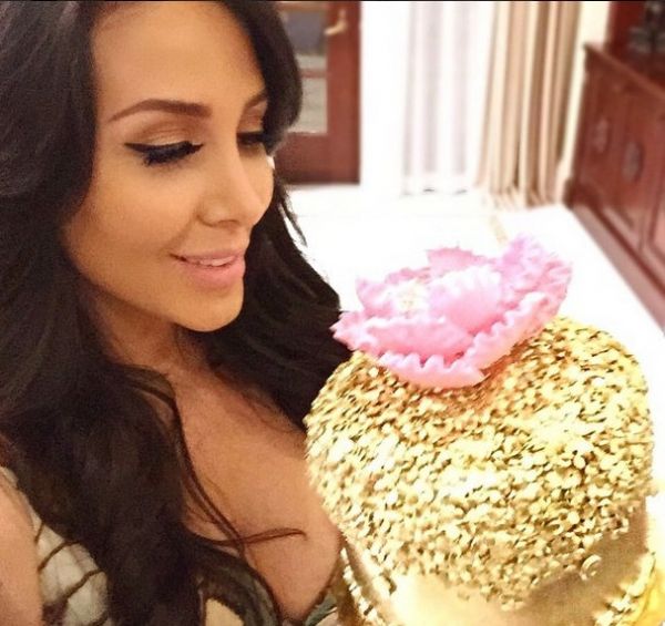 Χλιδή και λάμψη με τούρτα από χρυσάφι και αμέτρητα τριαντάφυλλα στα γενέθλια της… 