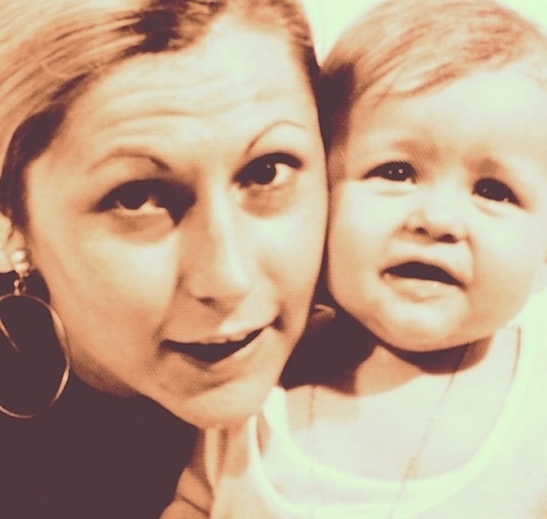 Ποια γνωστή Ελληνίδα παρουσιάστρια είναι το μωρό της φωτογραφίας;