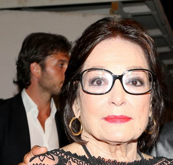 Γιατί η Νανά Μούσχουρη δεν άλλαξε ποτέ τον σκελετό των γυαλιών της; Διαβάτσε τι απαντάει η ίδια!