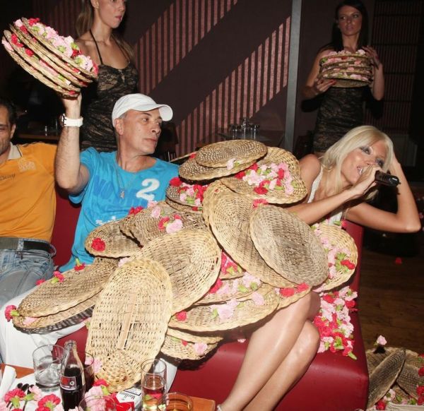 Όλα τα λεφτά… λουλούδια στη δική της αγκαλιά... 