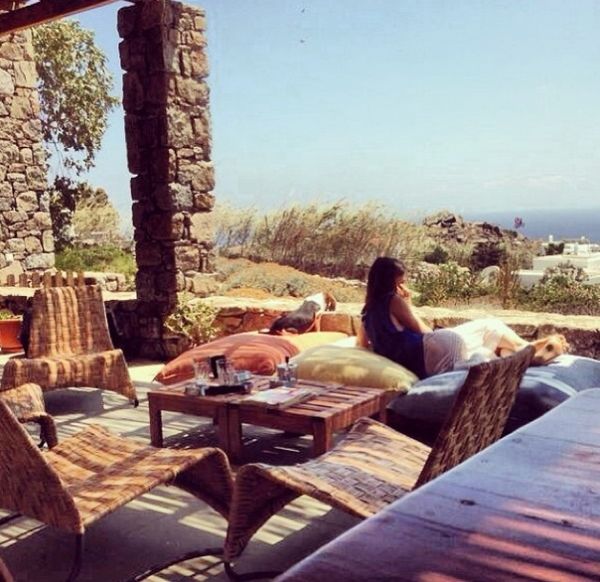 Σοφία Καρβέλα: Με τον γιο της στη Μύκονο για τη συναυλία της μητέρας της (φωτο)