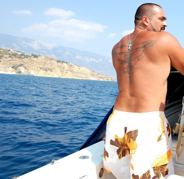 Quiz: Σε ποιον επώνυμο Έλληνα ανήκει αυτό το tattoo; 