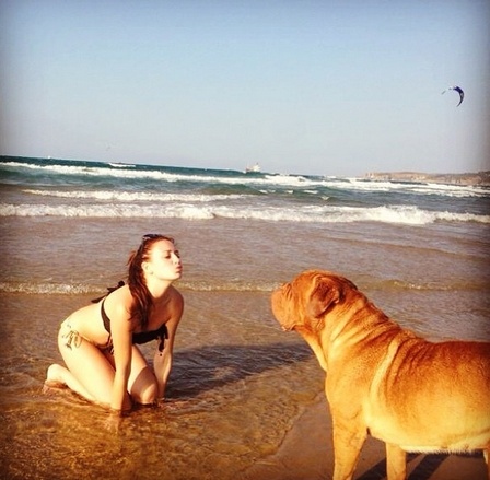 Ηλιοθεραπεία για την ηθοποιό και διάβασμα του σεναρίου για το επόμενο επεισόδιο της σειράς που πρωταγωνιστεί