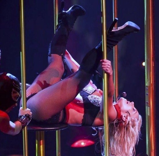 Όχι δεν είναι strip-show είναι... συναυλία! 