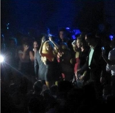 Για ποια τραγουδίστρια δημιουργήθηκε τέτοιο αδιαχώρητο σε εμφάνισή της; 