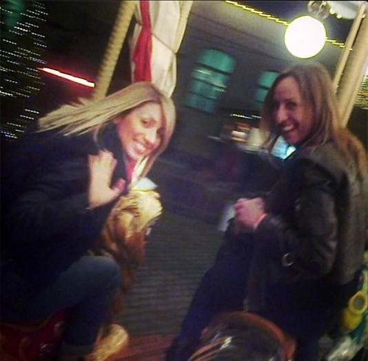 Δείτε τη Μαρία Ηλιάκη πάνω σε αλογάκι χριστουγεννιάτικου καρουζέλ  