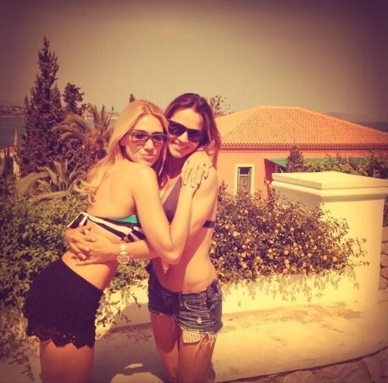 Έλενα Παπαβασιλείου- Σόφη Πασχάλη: Αναστάτωσαν τις Σπέτσες με τις σέξι πόζες τους!