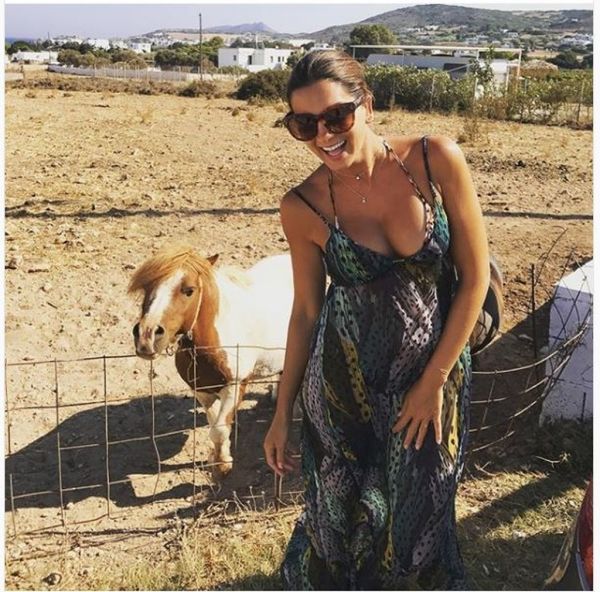 Έπαθε πλάκα η Τσιμτσιλή με την ταμπέλα: «προσοχή το πόνυ δαγκώνει»