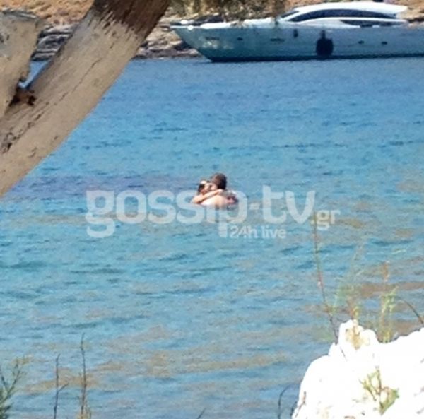 Αγκαλίτσες και φιλάκια στα νερά της Κύθνου