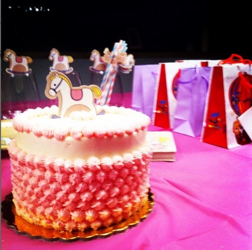 Ανήμερα της γιορτής του Ρέμου οι φίλες της Υβόννης διοργάνωσαν το baby shower party