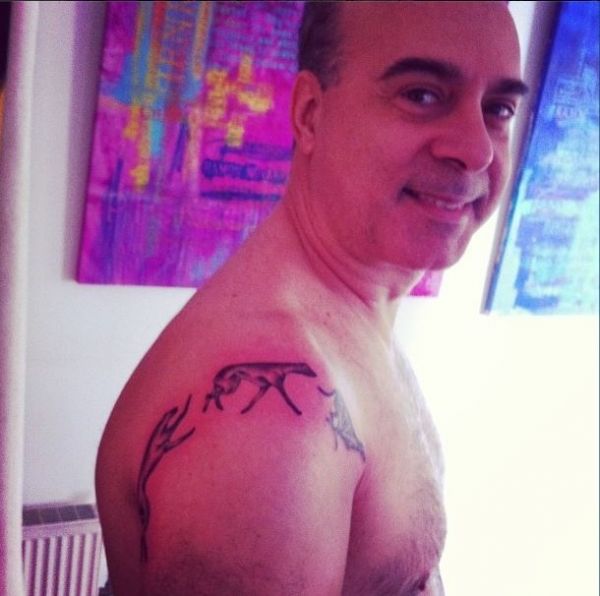 Ποιος παρουσιαστής έκανε αυτό το τατουάζ; 