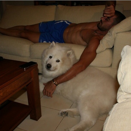 Ο γνωστός ποδοσφαιριστής χαλαρώνει παρέα με τον τετράποδο φίλο του