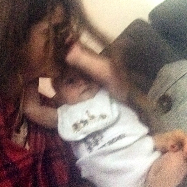 Σοφία Καρβέλα: Πρωινές αγκαλιές με τον γιο της! Δείτε τη φωτό που «ανέβασε»