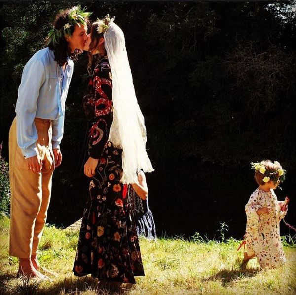 Το είδαμε κι αυτό! Γιος πασίγνωστου τραγουδιστή παντρεύτηκε γυμνός