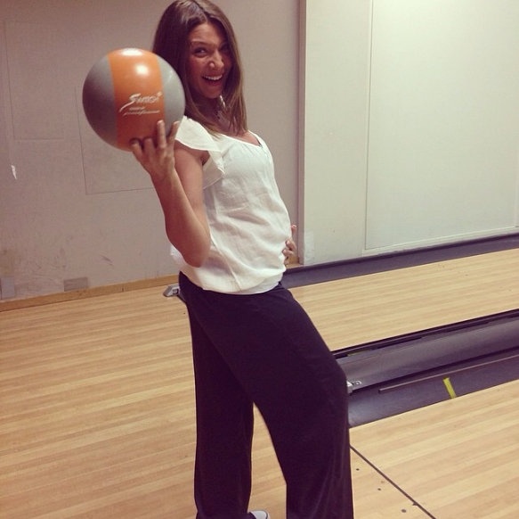 Δείτε την έγκυο Αγγελική Ηλιάδη να παίζει… bowling!