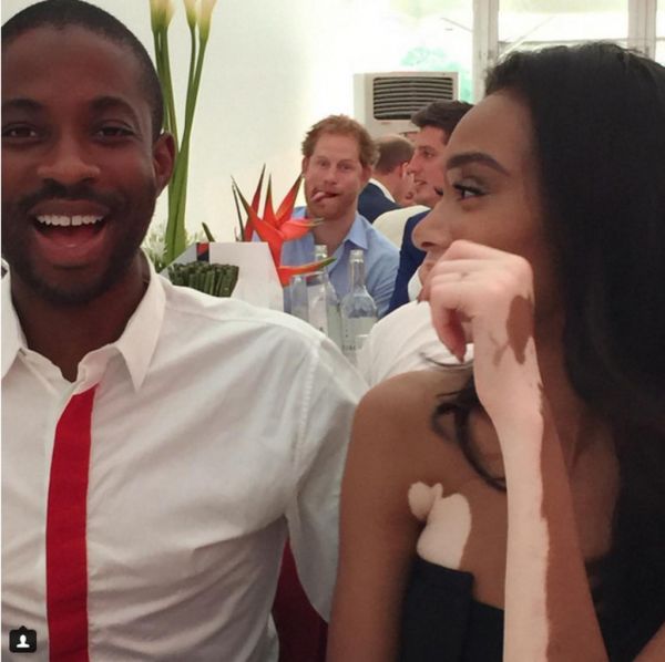 Ο πρίγκιπας Harry έκανε… photobombing