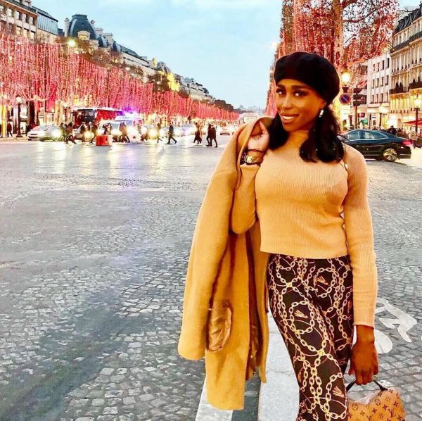 Ποια Ελληνίδα δημοσιογράφος βρέθηκε στο Παρίσι; Εικόνες λίγο μετά τα επεισόδια!