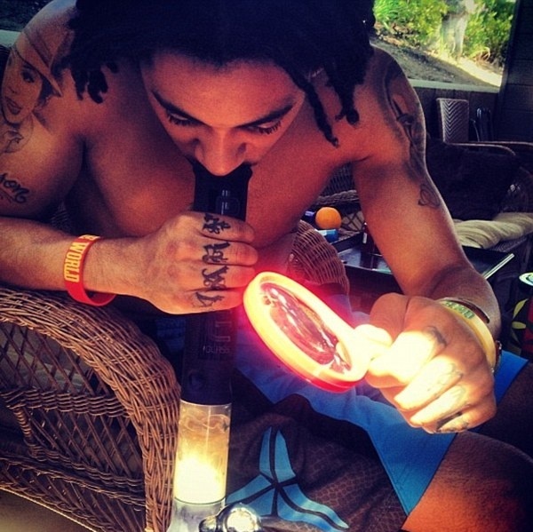 Φωτογραφίες-ΣΟΚ! Ο Snoop Dog καπνίζει με τον γιο του μαριχουάνα και ανεβάζει φωτογραφίες στο twitter!