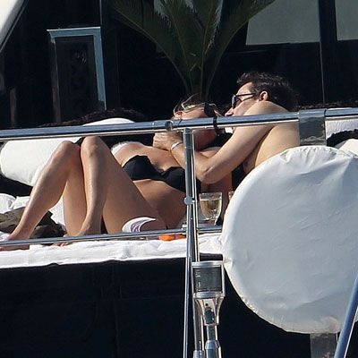 Δείτε πώς περνάει το μήνα του μέλιτος η Kate Moss