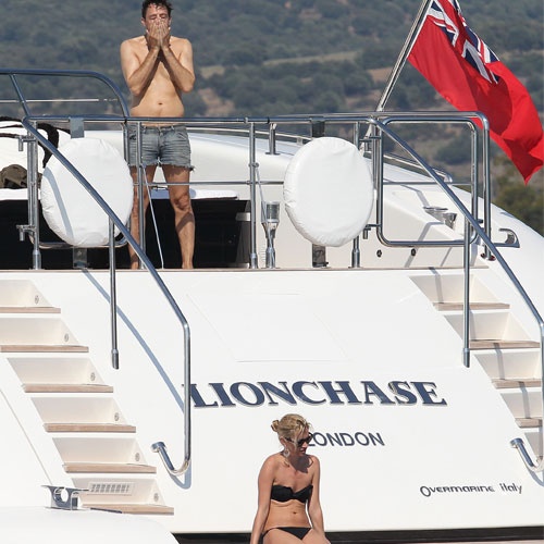 Δείτε πώς περνάει το μήνα του μέλιτος η Kate Moss