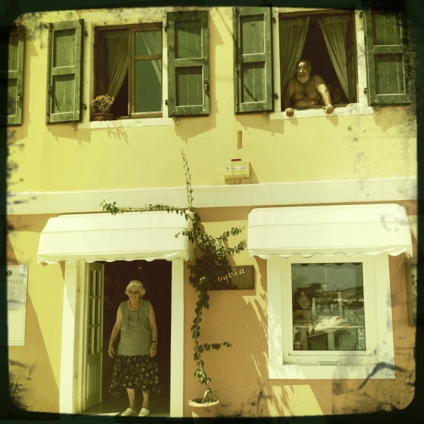 Όταν ο Νίκος Αλιάγας γυρίζει…  την Ελλάδα (φωτό)