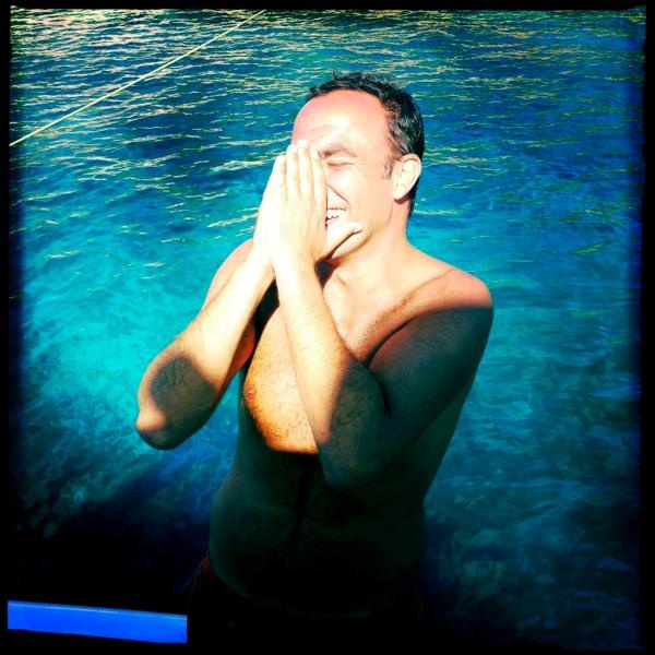 Όταν ο Νίκος Αλιάγας γυρίζει…  την Ελλάδα (φωτό)