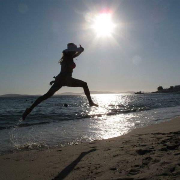 Ποια επώνυμη κάνει άλμα εις..ύψος σε παραλία της Μυκόνου;