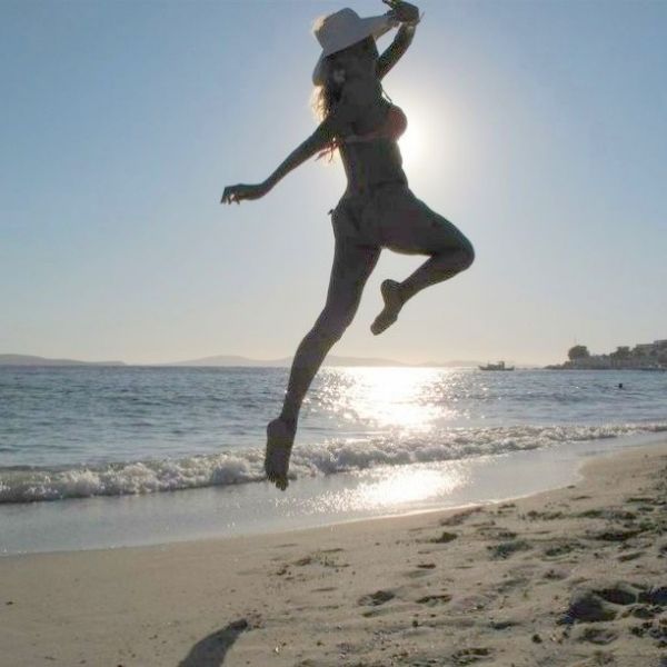 Ποια επώνυμη κάνει άλμα εις..ύψος σε παραλία της Μυκόνου;