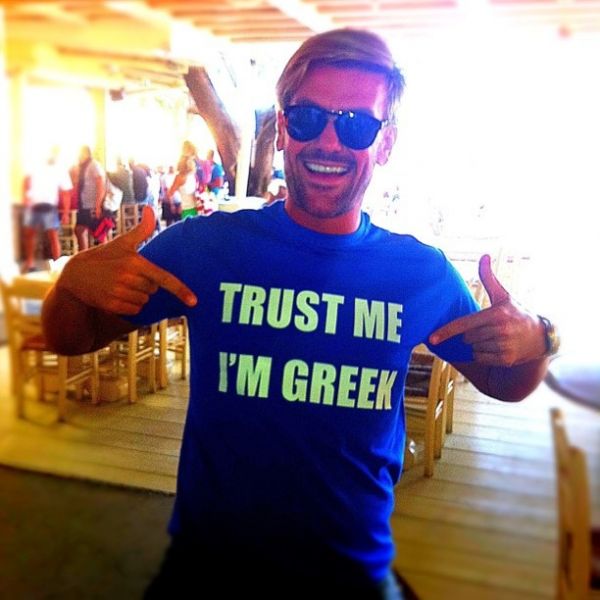 Ποιος επώνυμος  επέλεξε  να φορέσει αυτό το μπλουζάκι;