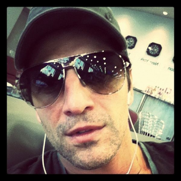 Σάκης Ρουβάς: Εγκλωβισμένος σε αίθουσα αναμονής