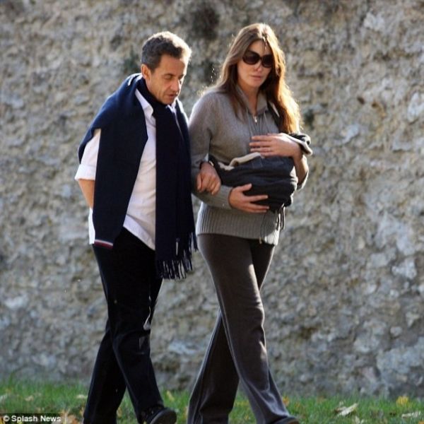 Σαρκοζί-Μπρούνι: Η πρώτη τους βόλτα με το μωρό!