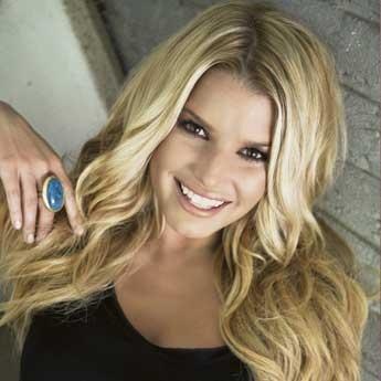 Πασίγνωστη τραγουδίστρια παραδέχεται δημόσια την εγκυμοσύνη της