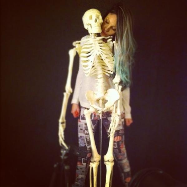 Και το σκελετό φιλάει η…