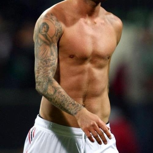 Μετρήστε τους κοιλιακούς κι αν δε μπορείτε, μετρήστε τα τατουάζ του...