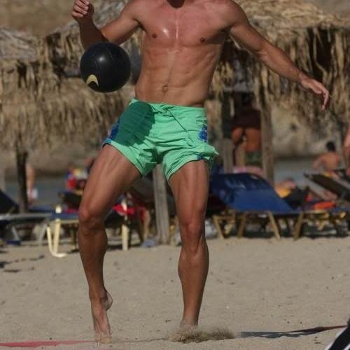 Η μπάλα, η άμμος και... το κορμί! Ποιος είναι;