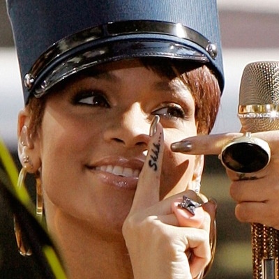 Shhh… μην κάνετε φασαρία θα θυμώσει η Rihanna, ή μάλλον βρήκε τρόπο να δείξει ένα από τα 16 της tattoo 