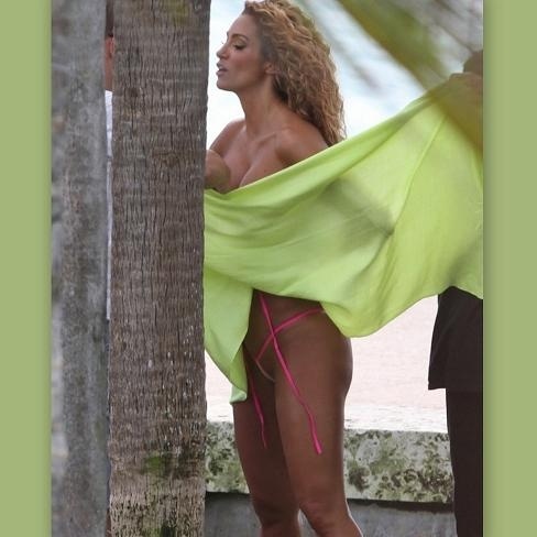 Κάποιος να προσέχει την… Jennifer Nicole Lee